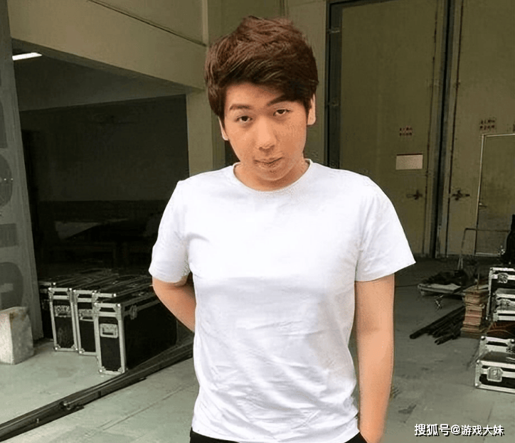 炫神重新获得二路解说权后，光速删除道歉帖，官方无视此事