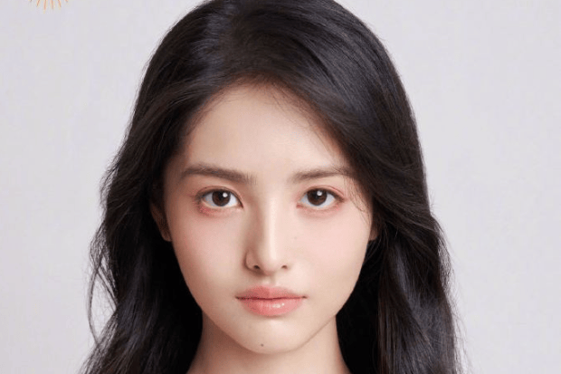 ️时隔八年！周星驰全新星女郎亮相，19 岁素人雪野惊艳大银幕