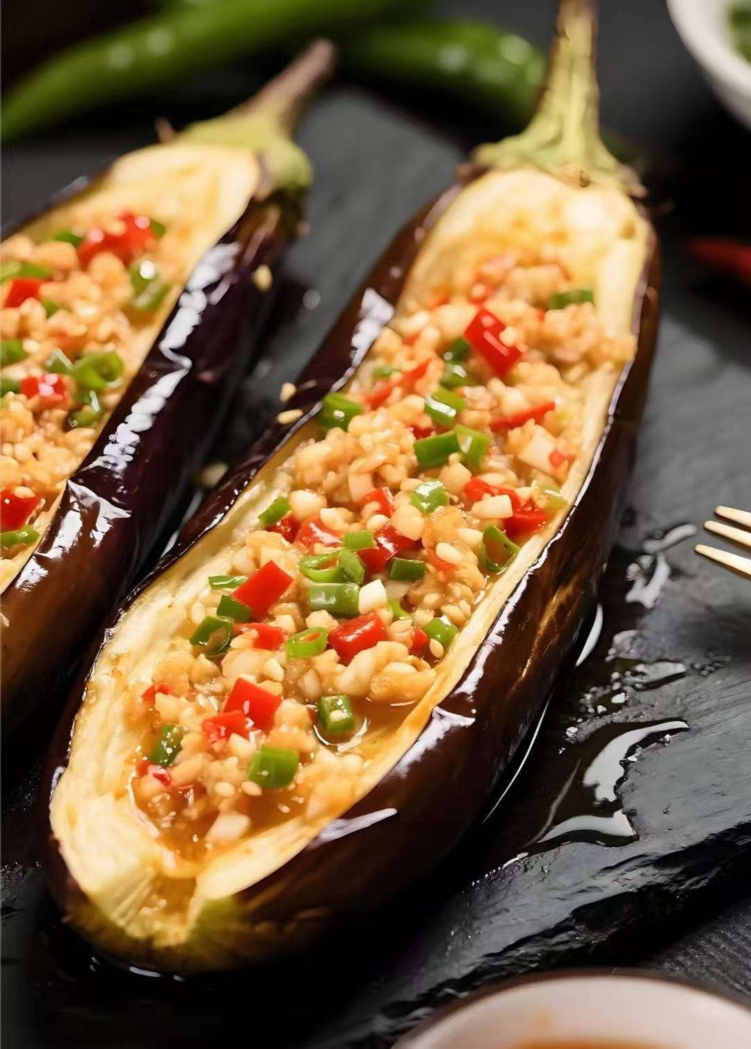 不炒不炸零油烟！蒜蓉一泼香迷糊，这盘蒸茄子比肉还下饭