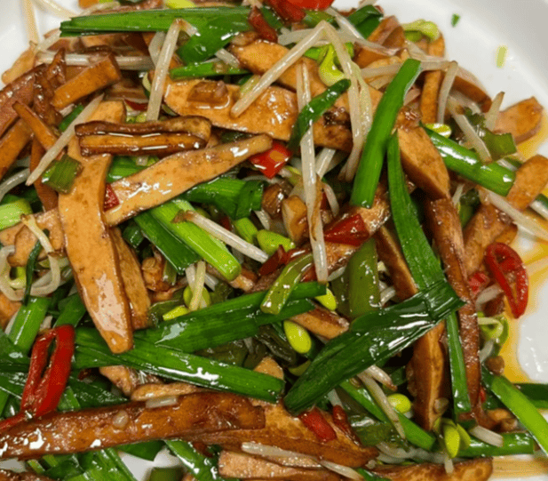 家常菜里的平衡哲学：韭菜的冲与香干的醇