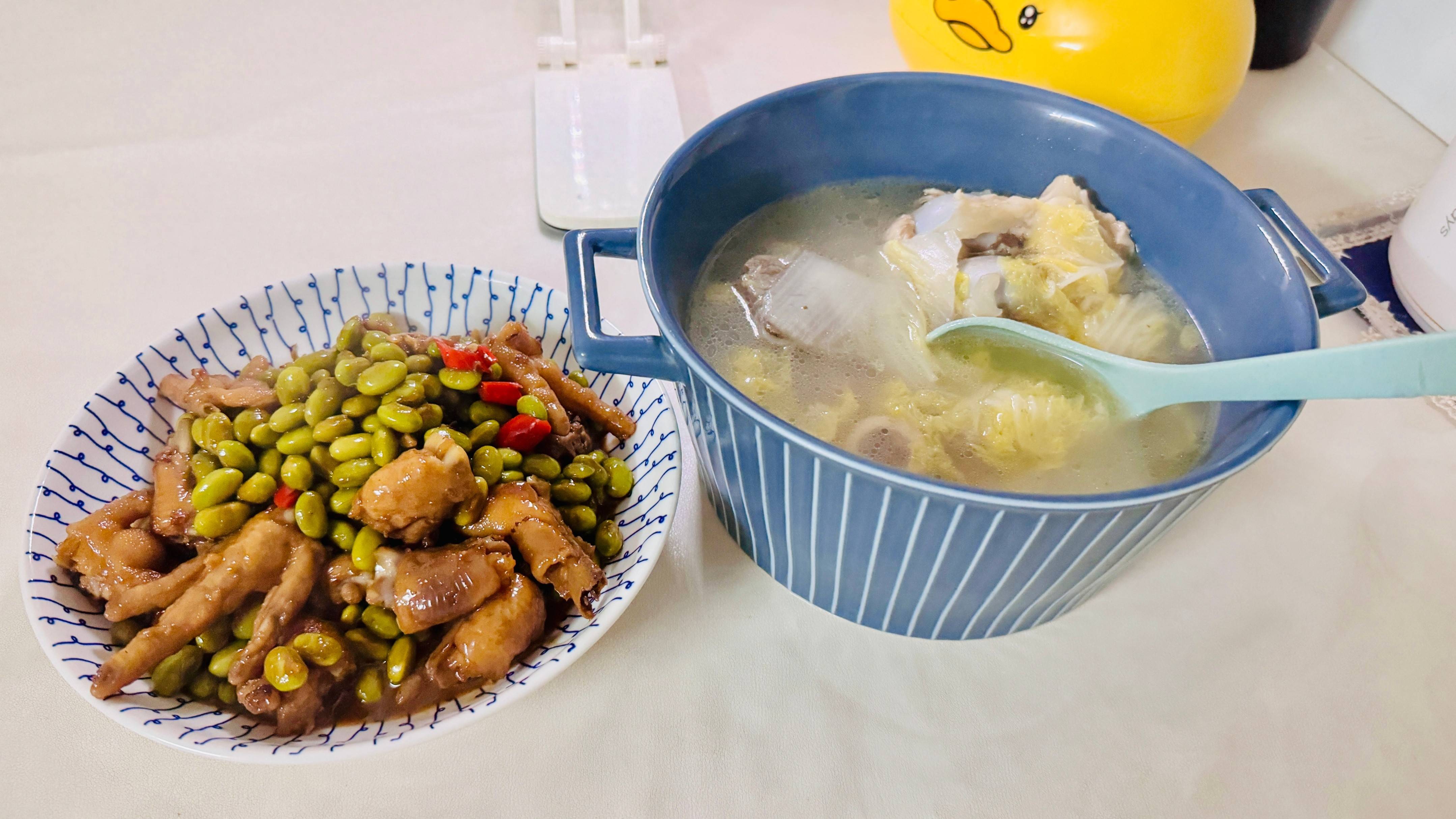 炖锅骨头汤，里面放点娃娃菜，太香了