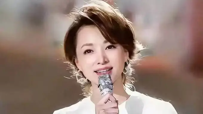 董卿淡出真相曝光！母亲去世，儿子成最大救赎，消失4年的她到底经历了什么