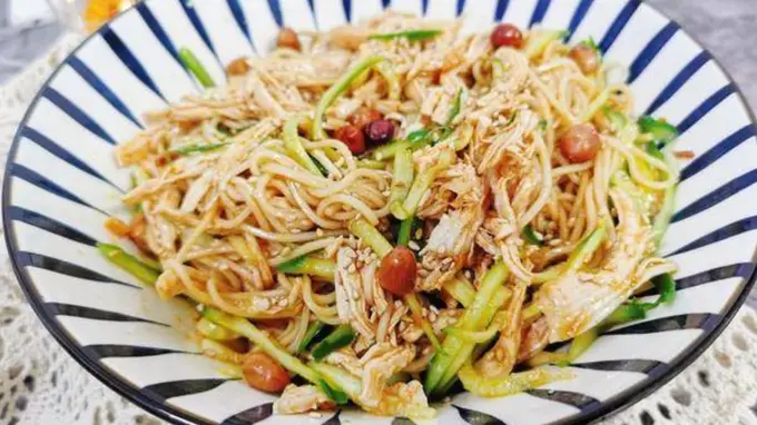 夏日开胃灵魂美食，一口上头的家常鸡丝凉面