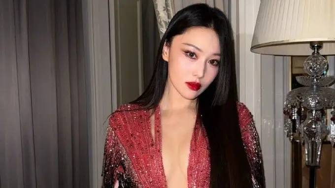 张馨予身材真丰腴！一袭深V裙领口开到腰差点“撑爆”，性感迷人