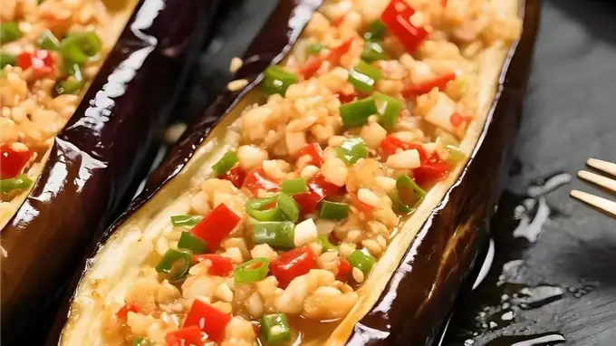 不炒不炸零油烟！蒜蓉一泼香迷糊，这盘蒸茄子比肉还下饭