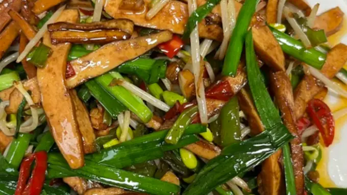 家常菜里的平衡哲学：韭菜的冲与香干的醇