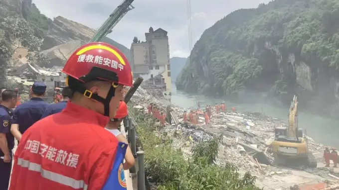 “拼命地跑，腿脚都是软的”，重庆男子丢下车：如果车再快几十秒，就被埋了