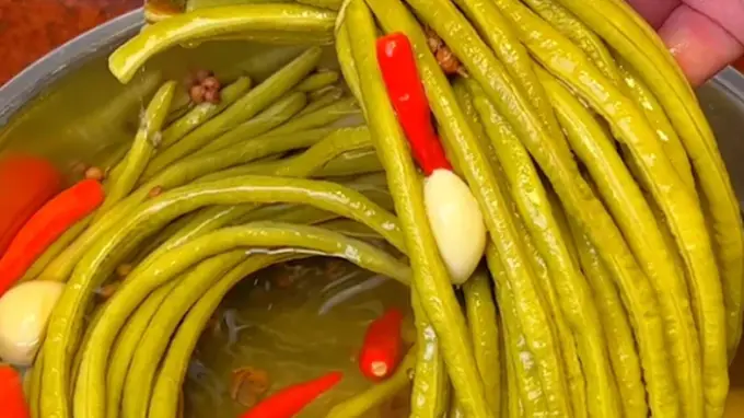 一坛酸香封夏日,鲜豇豆里藏时光