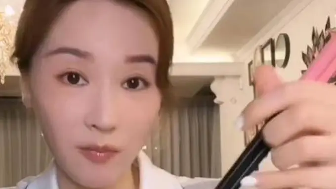 马景涛前妻吴佳尼自曝不会用筷子:老师只教减肥不教筷子
