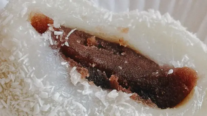 手工揉团裹满椰蓉，软糯香甜诠释粤式点心韵味