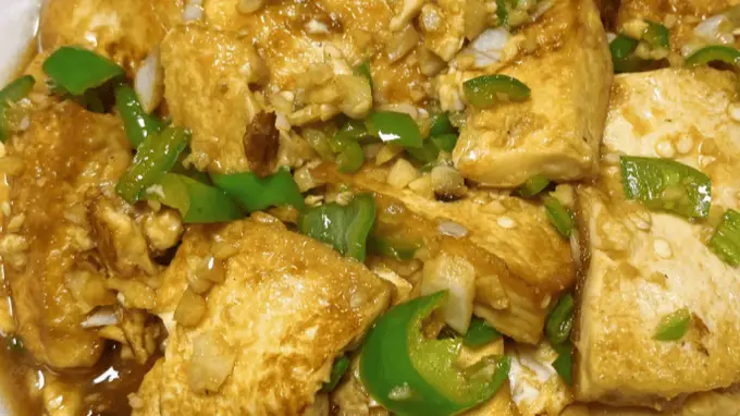家常豆腐烧青椒：一锅鲜香，低成本也能吃出烟火味