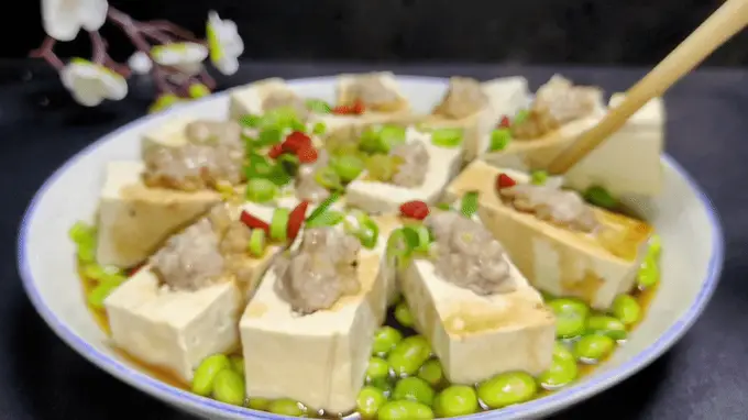 毛豆蒸豆腐酿肉 一口肉香豆香交织的夏日蒸菜