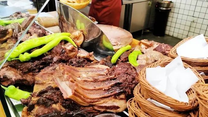 保定核心特色美食 北方盛行南方罕知的驴肉火烧