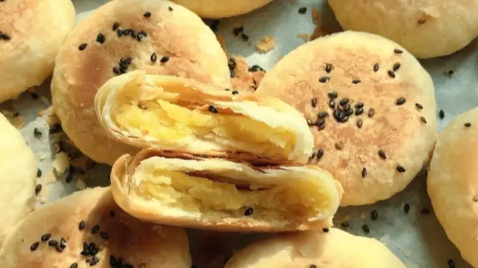 亲手复刻老式绿豆饼 一炉一锅锁牢儿时独特味道