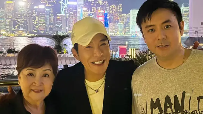 甄珍携子与友现身 久违露面状态佳获赞优雅高贵