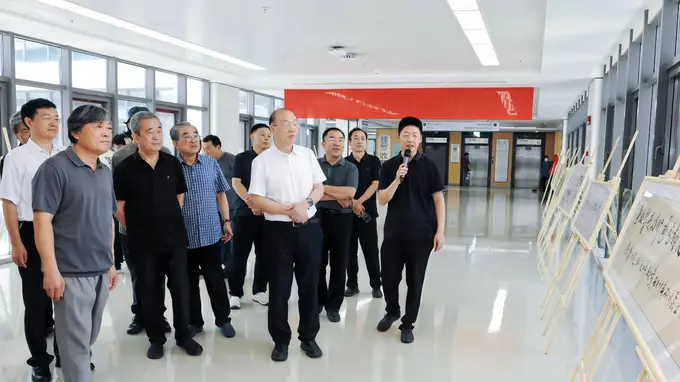 济宁医学院附属医院 匠心铸医魂 翰墨启华章 百幅人文书法进驻病房