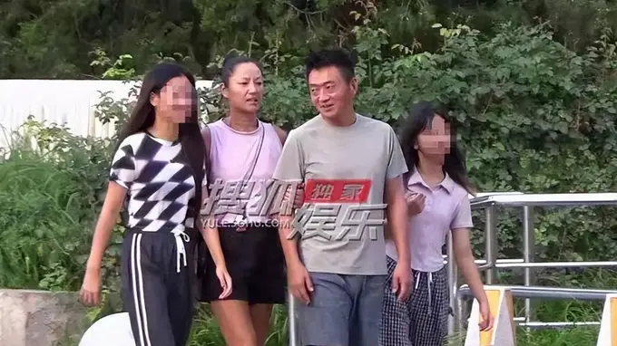 瞿颖一家四口清迈日常被拍 挽臂搭肩同游尽显松弛惬意