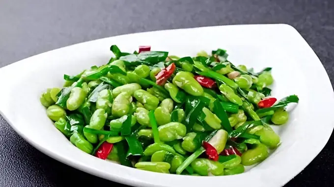 天热快手炒！就做这道带皮蚕豆炒韭菜，清脆绵软下饭香
