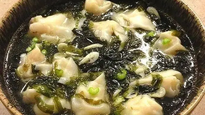 馄饨汤底要鲜香？别只加白开水，就放这几样家常货