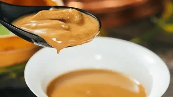 石磨麻酱vs现代工艺 教你辨稠稀挑纯品