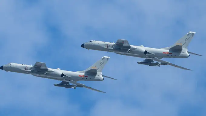 轰6N挂载惊雷1空射核导弹 歼20护航 解放军战略威慑新场景曝光