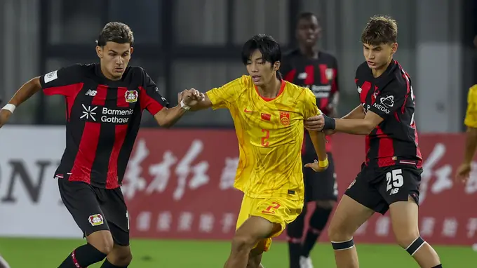 U17国足豪取三连胜！赵松源替补传射建功 2-1擒勒沃库森U17将战河床