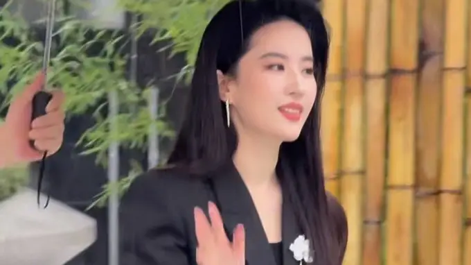 刘亦菲穿黑色西装化身女总裁 笑容满面明媚优雅