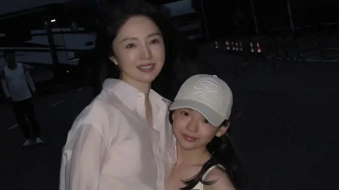 董璇晒与女儿小酒窝同框随拍 温柔松弛氛围感拉满