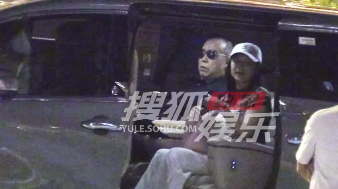 陈凯歌夫妇会友聚餐 饭后陈红开怀大笑状态超好