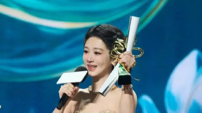 杨紫获白玉兰最佳女主角争议不止，奖杯的价值不在于一晚的加冕