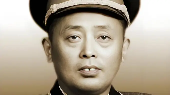 1949年，二野大军途经麻城，盲人老太拦路哭寻儿子，陈赓听完名字大笑：“那小子现在是我们的师长！”湖北麻城，1949年春天，晨色还未退尽。成千上万的解放军向南挺近，军队中步伐稳健，人马往来不绝。途中，没人注意的小路边，突然蹿出一个身影——衣服破碎、两眼全盲的老太太。她一手拄着光棍，...