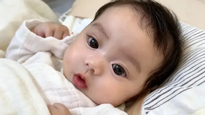 “最美婴儿”出生意外爆火！皮肤白、大眼睛、高鼻梁，让人羡慕