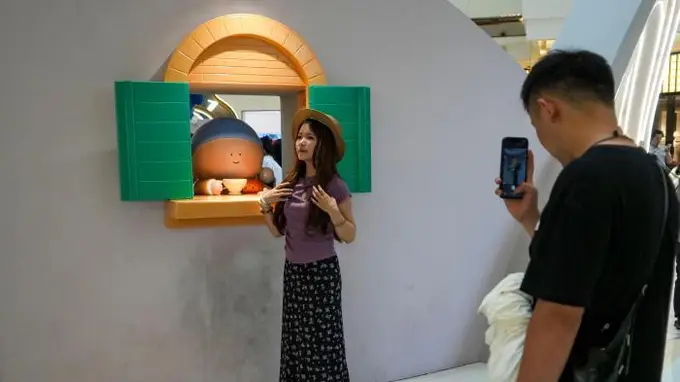 河南郑州：艺术展走进商场吸引民众参观