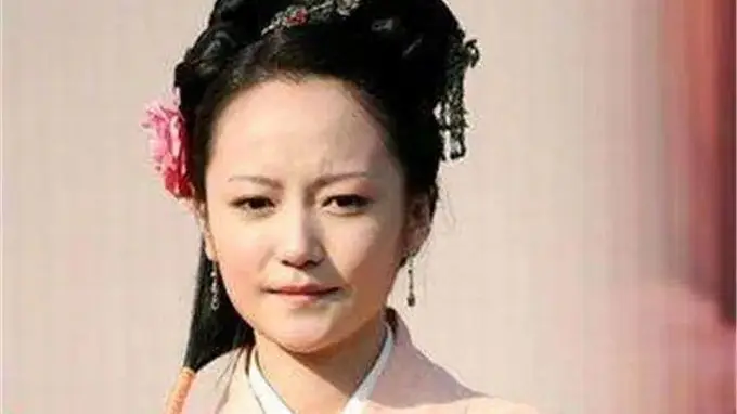 红楼梦俩丫鬟:她因一眼回眸成了夫人,她因一碗茶被撵,差别为何这么大