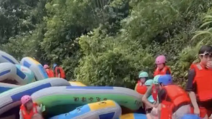 重庆景区漂流艇追尾堆叠多名游客遭挤压，景区称无人受伤，现场迅速疏导完毕