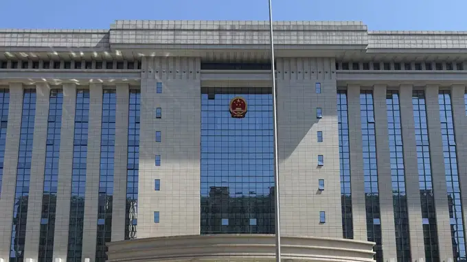 男子伪装成快递员入室杀害前女友案开庭,携带木棍和行李箱作案