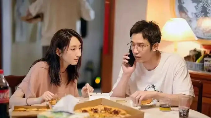 萨莉亚披萨饼底“升级”引众怒：从手拉饼皮到馕，预算有限的食客的失望与抗议