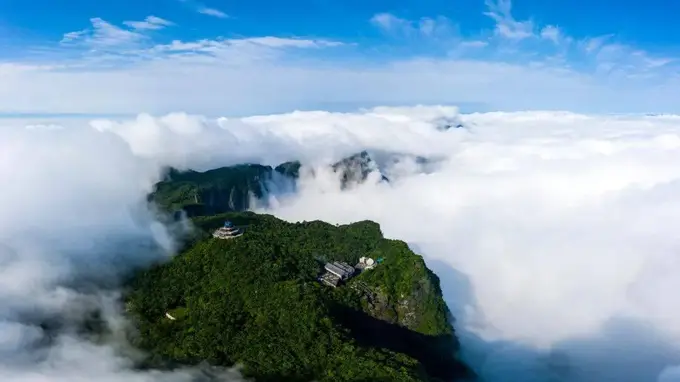 张家界天然空调房吸引老外游客避暑