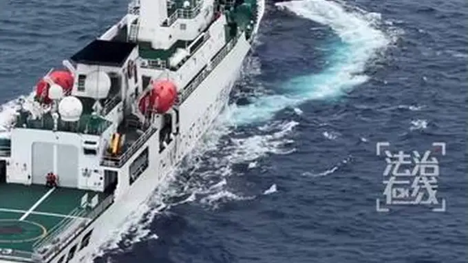 7月24日中国海警依法驱离黄岩岛海域菲侵权船只 现场处置画面公布