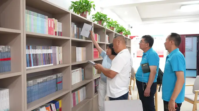 “著名作家抵达文学‘县’场”活动里 郑良前将焦裕禄赵树理相关资料送抵清溪村