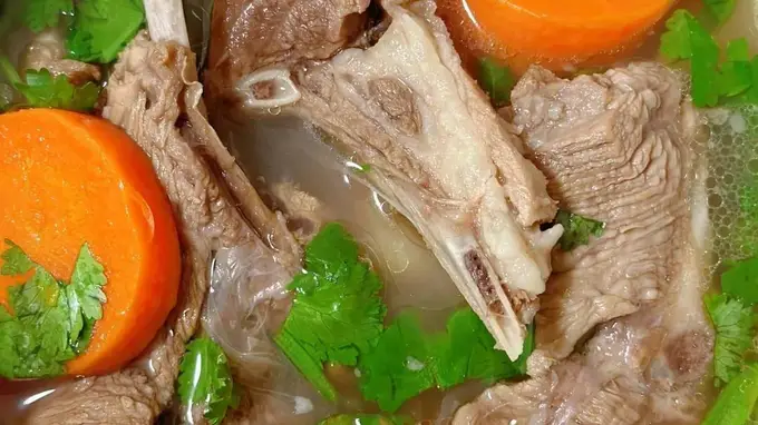 萝卜炖羊肉核心诀窍：先浸后焯再慢炖 汤鲜无膻不柴秘诀全在这