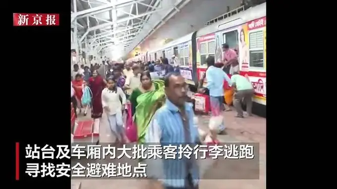 7月29日印度加尔各答火车站突发高架电缆断裂起火 多名乘客惊慌奔逃