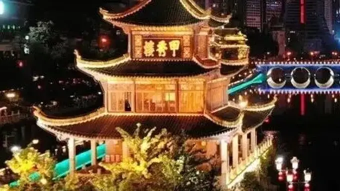 南明避暑夜游 越夜越美就来花果园光影潮艺夜