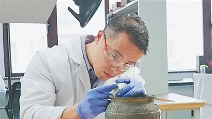 “文物医生”唤醒青铜古韵（工匠绝活·全国文物大工匠）