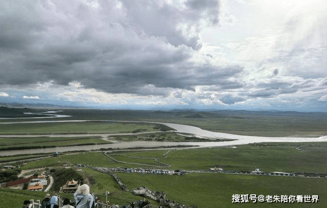 黄河九曲第一湾景区，发源于巴颜喀拉山的黄河在此与白河汇合，形成一连串大大的“S”形 。