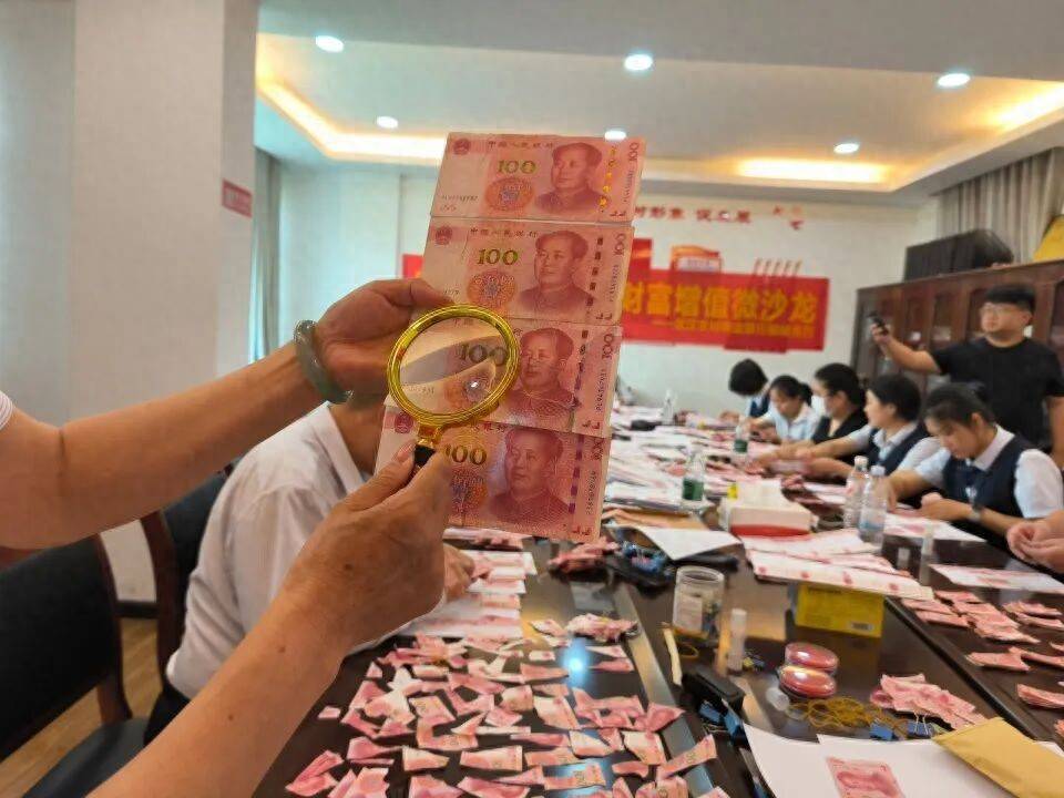 武汉八旬老人撕碎20万养老金后续：银行员工拼回26万，比预想多6万