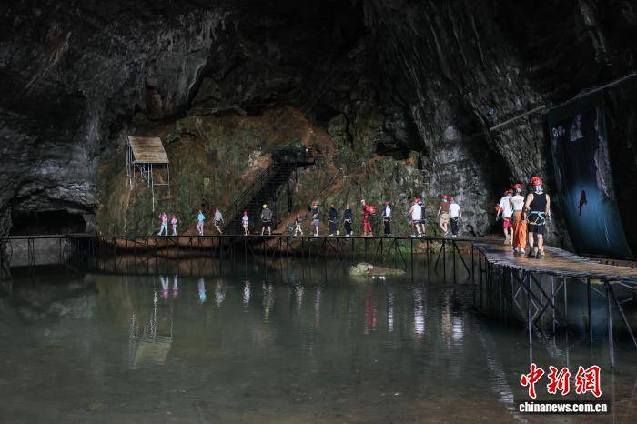 贵州贵定：洞穴探险项目吸引民众体验