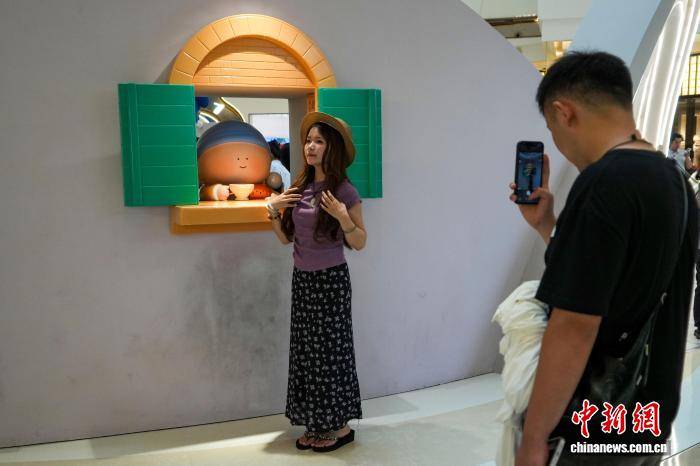 河南郑州：艺术展走进商场吸引民众参观