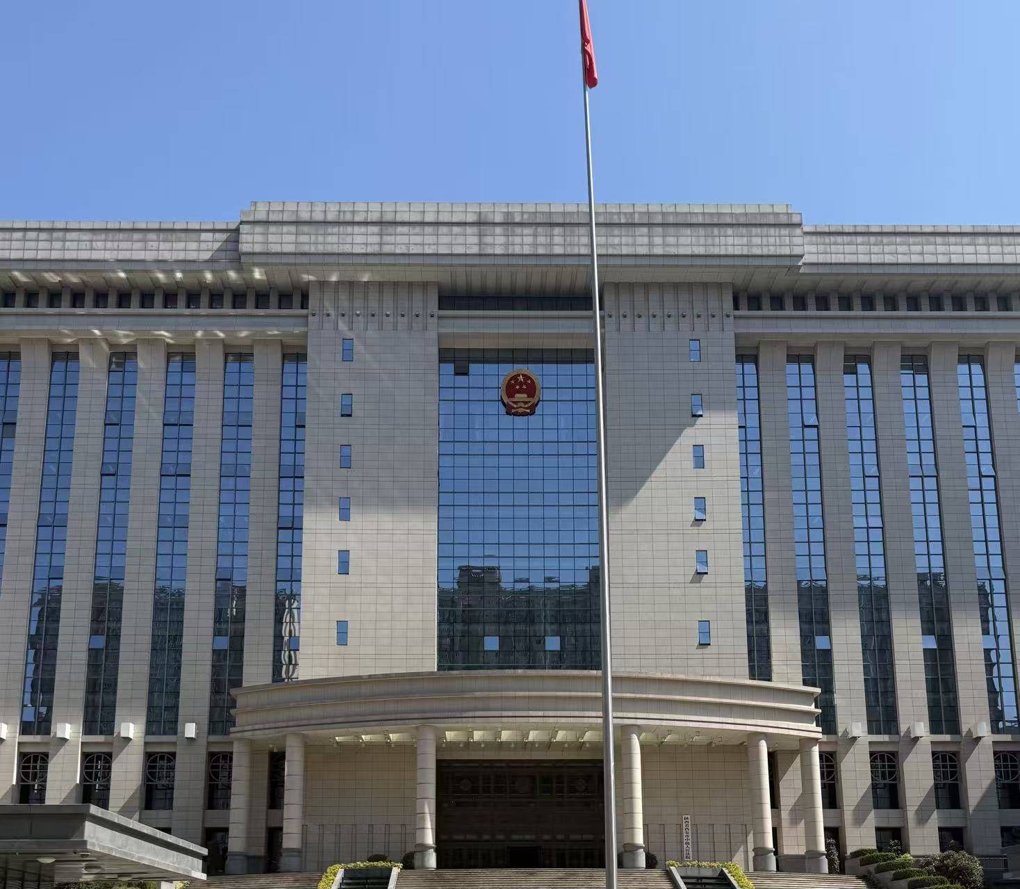 男子伪装成快递员入室杀害前女友案开庭，携带木棍和行李箱作案