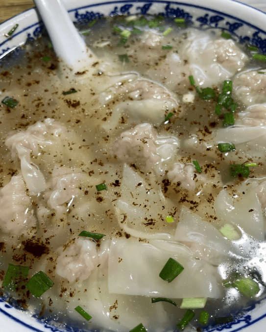 云吞面鲜虾饱满，竹升面细滑汤底鲜甜